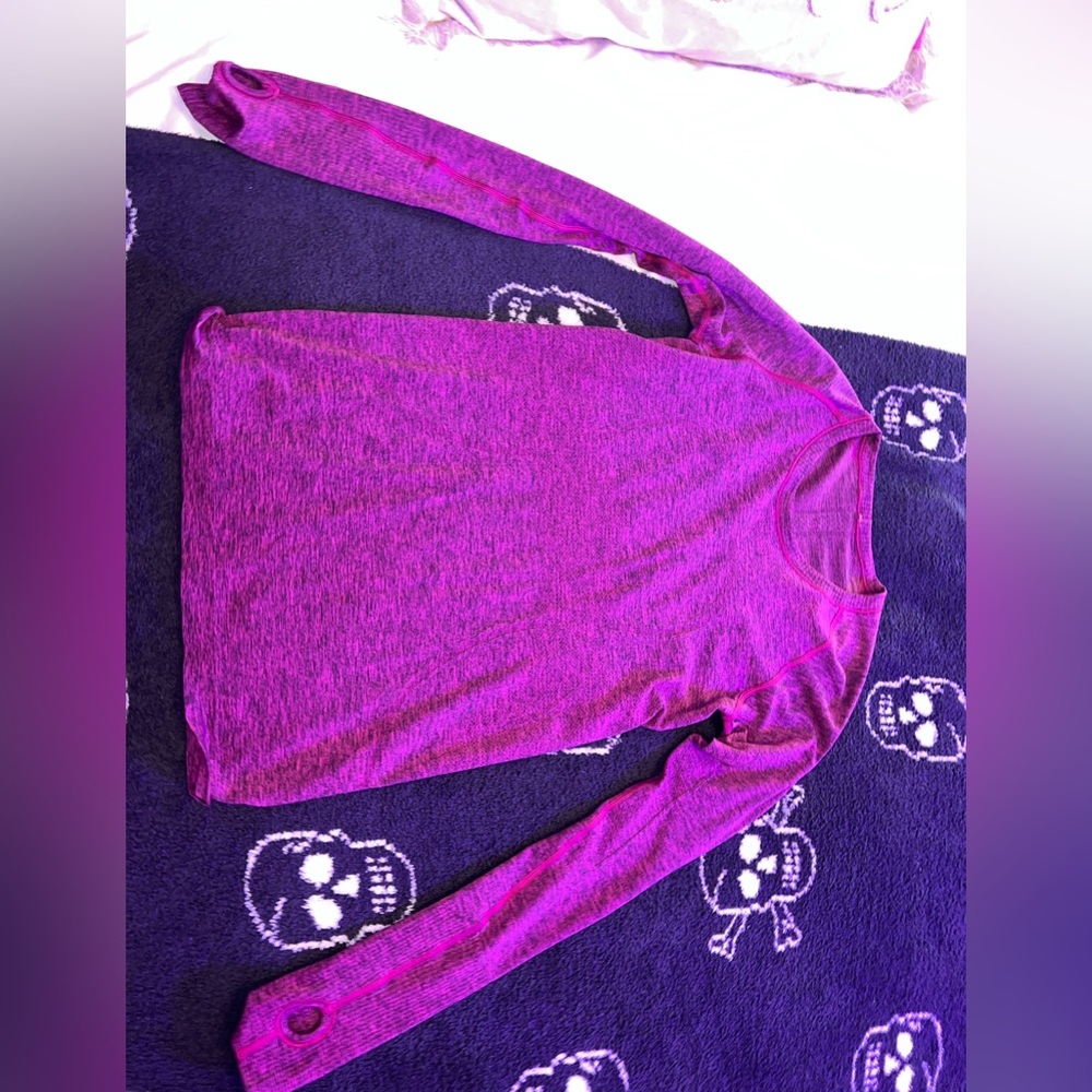 Long sleeve lululemon top with thumbholes